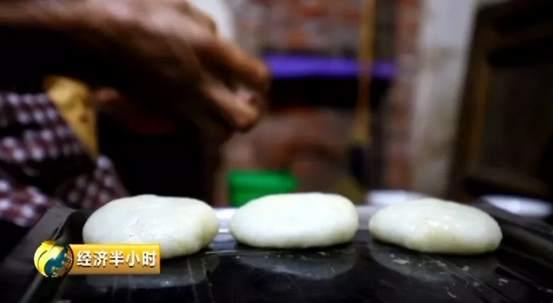 贫困山区孩子的快乐五毛钱就能买来为小伙的行为点赞_新浪新闻