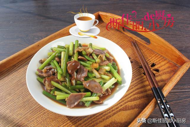 一块五毛钱茼蒿加一把花生炒一盘,实在太香能下酒能下饭特开胃赞,美食,菜谱,好看视频 一块五毛钱茼蒿加一把花生炒一盘,实在太香能下酒能下饭特开胃赞,美食,菜谱,好看视频
