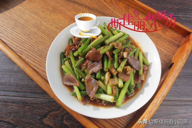一块五毛钱茼蒿加一把花生炒一盘,实在太香能下酒能下饭特开胃赞,美食,菜谱,好看视频 一块五毛钱茼蒿加一把花生炒一盘,实在太香能下酒能下饭特开胃赞,美食,菜谱,好看视频