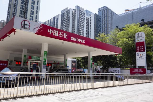 中石化柴油比汽油便宜五毛左右，就算柴油百公里10个，汽油百公