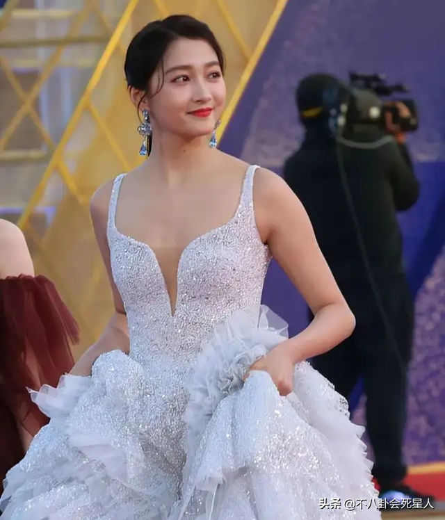 古装女星施法姿势,关晓彤是“五毛钱特效”,杨幂被赞演技爆棚!_腾讯新闻 古装女星施法姿势,关晓彤是“五毛钱特效”,杨幂被赞演技爆棚!_腾讯新闻