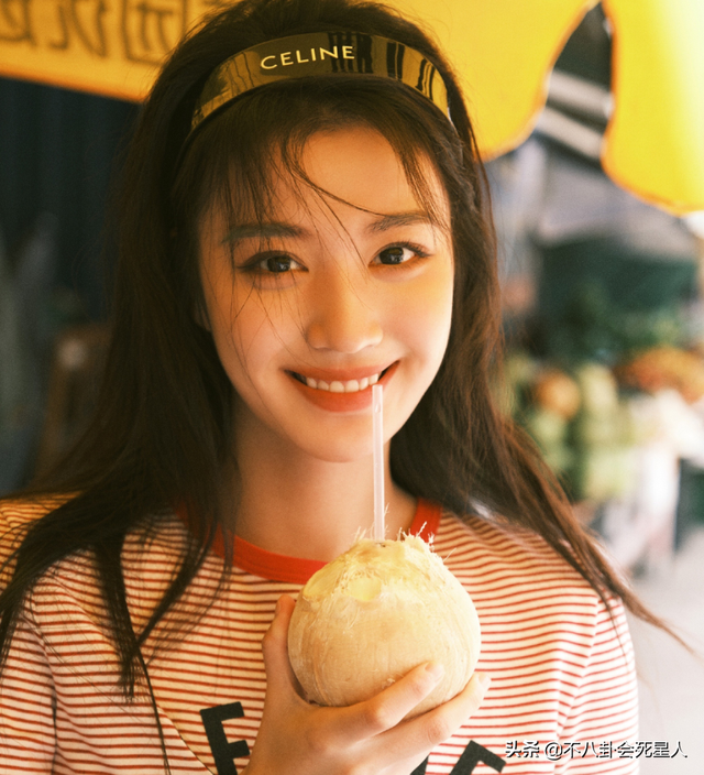 古装女星施法姿势,关晓彤是“五毛钱特效”,杨幂被赞演技爆棚!_腾讯新闻 古装女星施法姿势,关晓彤是“五毛钱特效”,杨幂被赞演技爆棚!_腾讯新闻