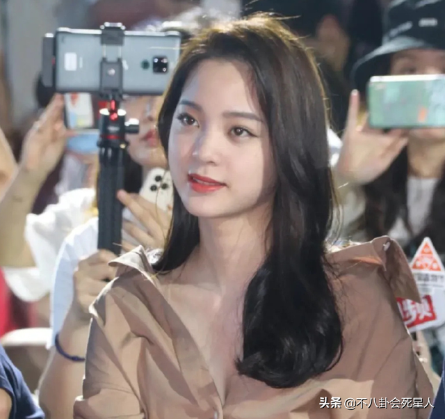 古装女星施法姿势,关晓彤是“五毛钱特效”,杨幂被赞演技爆棚!_腾讯新闻 古装女星施法姿势,关晓彤是“五毛钱特效”,杨幂被赞演技爆棚!_腾讯新闻