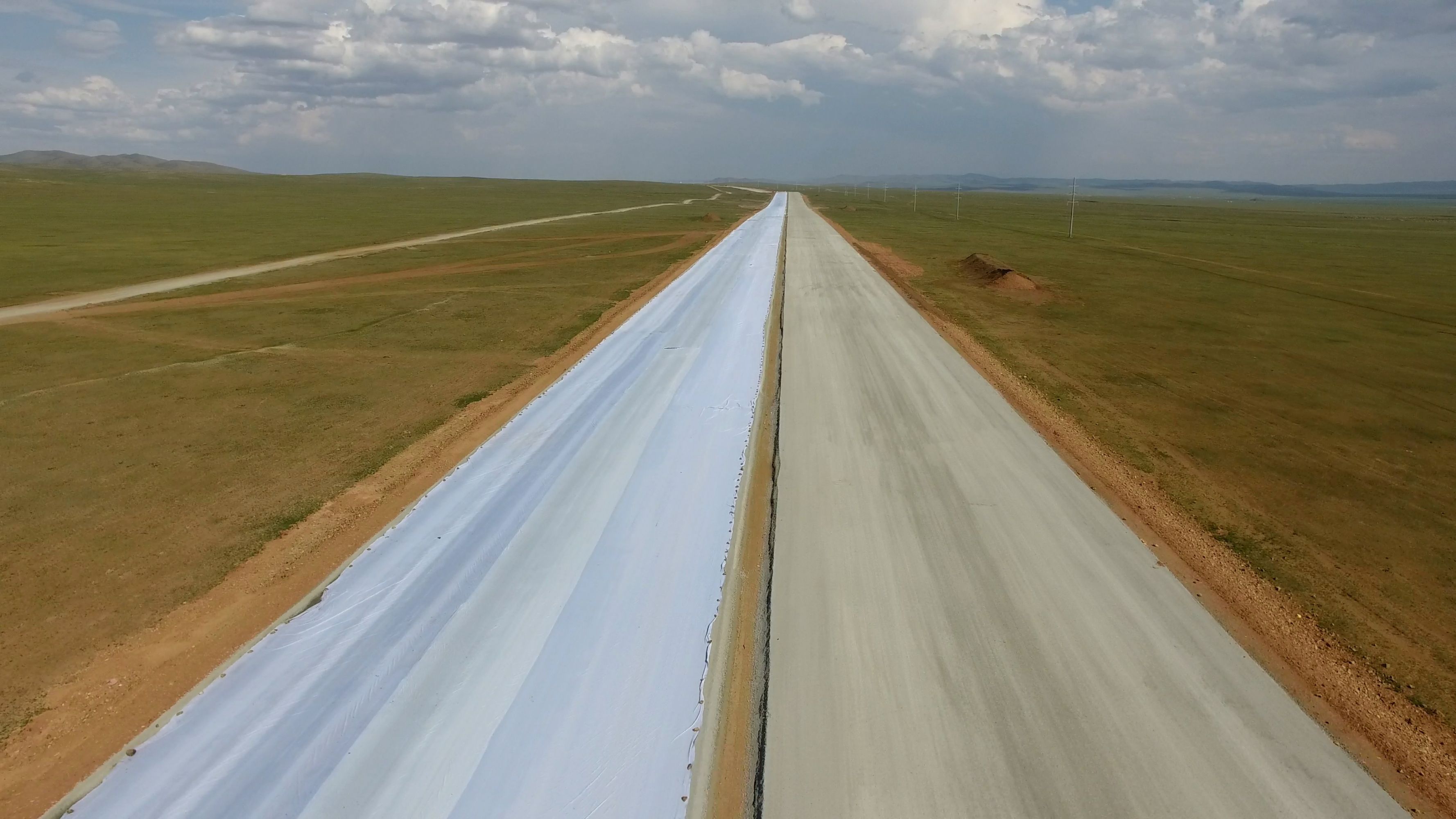 关于中企承建的蒙古国首条高速公路竣工移交，当地官员赞叹——“我们有了一张崭新的国家名片”_蒙古国政府的信息