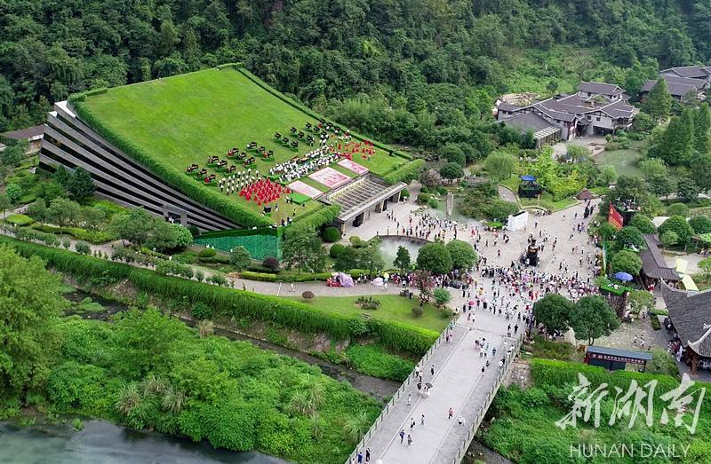 关于绝版山水舞大旗——张家界市旅游发展纪实-张家界，山河筑梦写传奇-《湖南日报》张家界“礼赞新中国奋进新时代”特刊-华声在线专题的信息