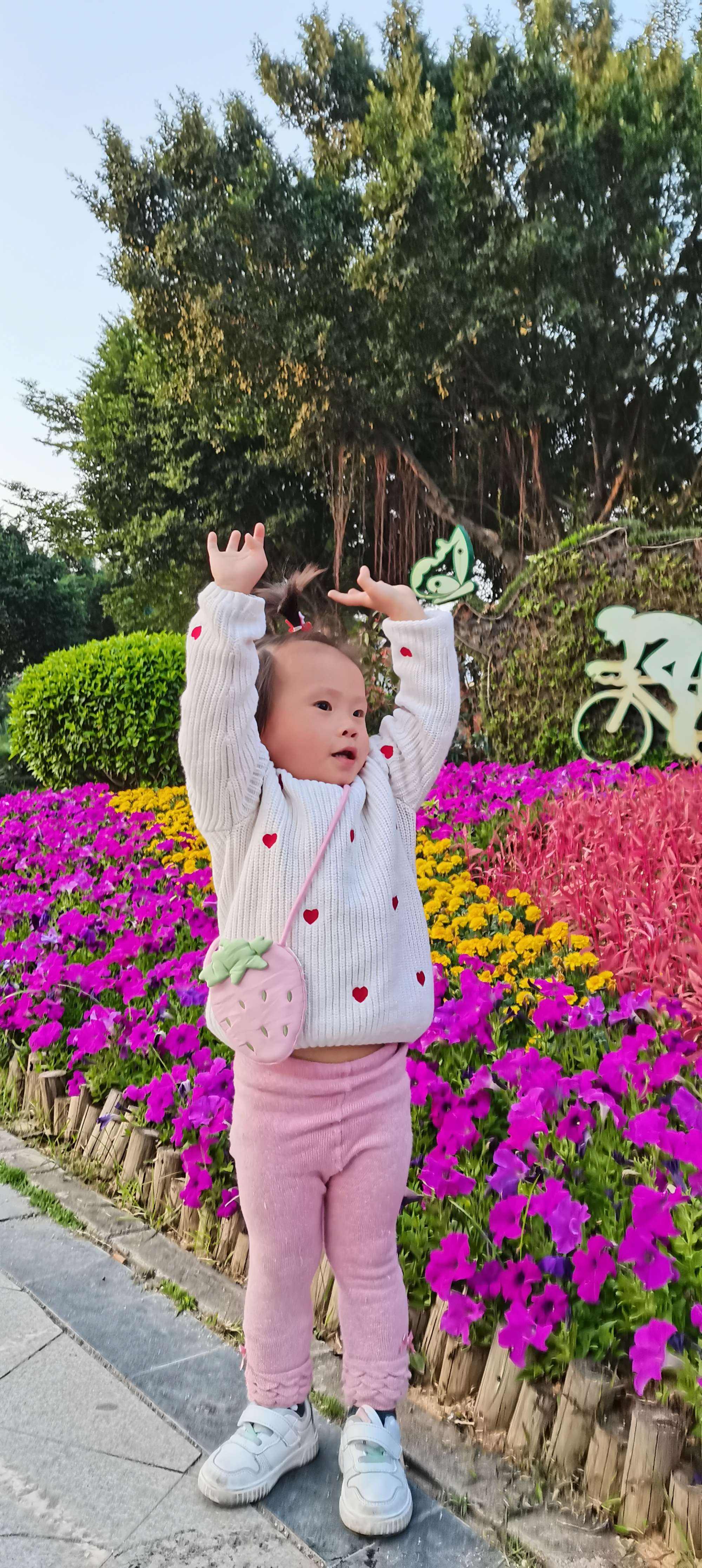 萌娃马路边捡到五毛钱警察叔叔给的“仪式感”很赞!的简单介绍 萌娃马路边捡到五毛钱警察叔叔给的“仪式感”很赞!的简单介绍