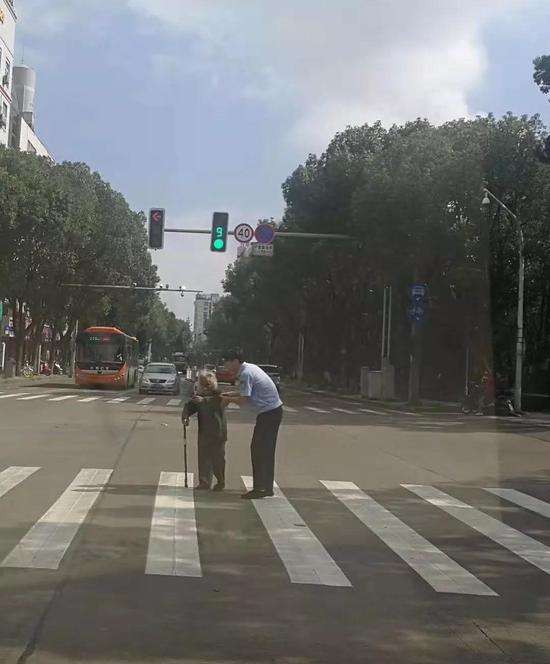 关于可怜天下父母心！大爷用三块五毛换来一百元的话费充值，业务员小哥值得点赞的信息