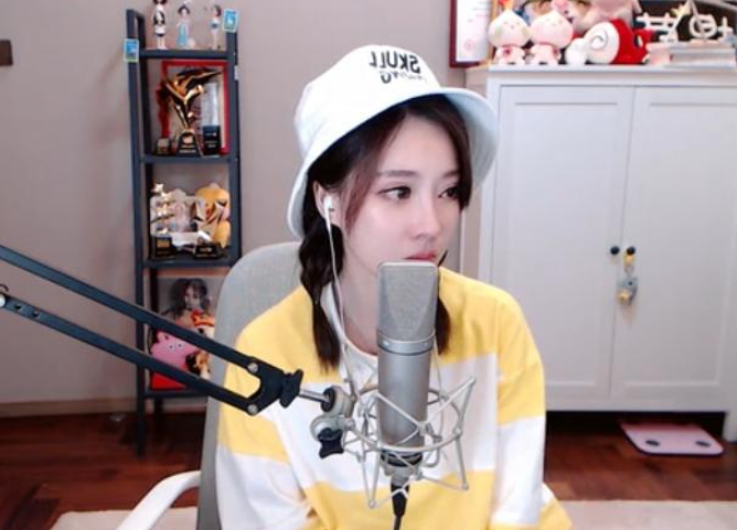 斗鱼还在蹭冯提莫热度,离开近一年,直播间里每天还有粉丝刷礼物_腾讯新闻的简单介绍 斗鱼还在蹭冯提莫热度,离开近一年,直播间里每天还有粉丝刷礼物_腾讯新闻的简单介绍