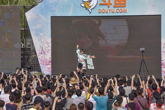 斗鱼直播平台联合全军出击实现直播互动，毒圈刷在哪里由你来决定_凤凰网娱乐_凤凰网的简单介绍