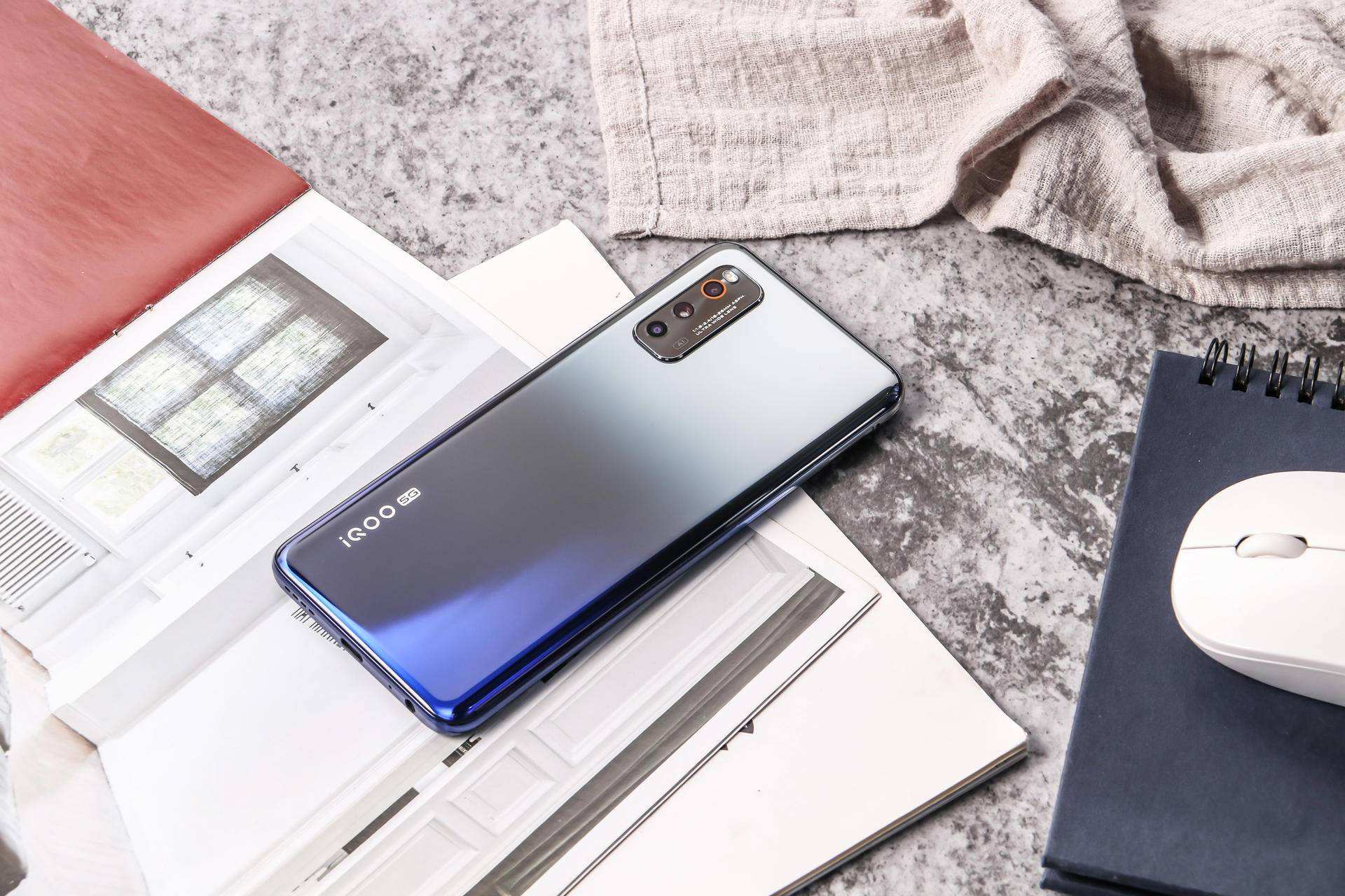 高刷普及机iQOOZ1x发布：搭载120Hz竞速屏--IT--人民网的简单介绍