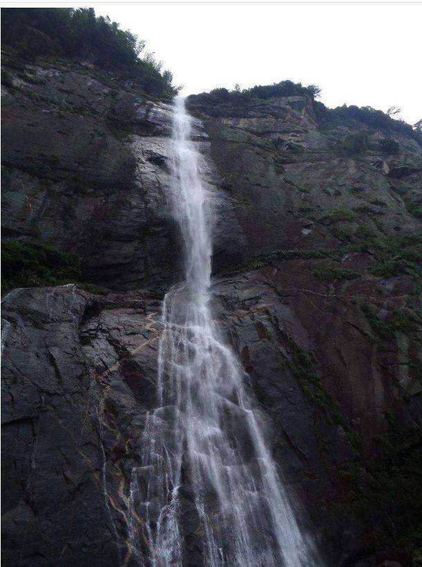 唐朝时,用飞流直下三千尺,疑是银河落九天的诗句勾画庐山瀑布壮丽图景的诗人_答案解析_华图题库的简单介绍