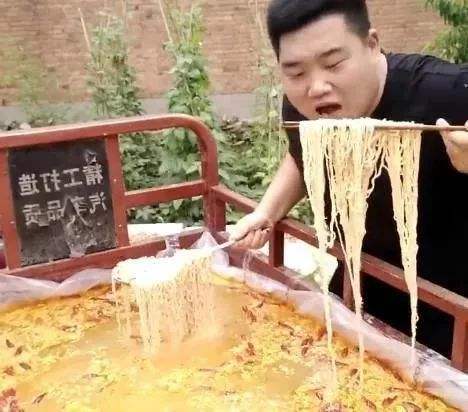 李勤勤化身吃播晒照，素颜银发吐糟糖葫芦价格，返璞归真被赞真实|李勤勤|素颜|吃播的简单介绍