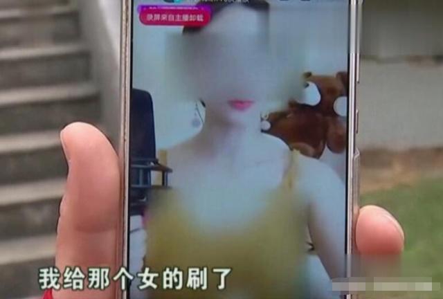 斗鱼土豪刷礼物玩拔毛,连续输出10万,主播:不行了,我投降!的简单介绍 斗鱼土豪刷礼物玩拔毛,连续输出10万,主播:不行了,我投降!的简单介绍