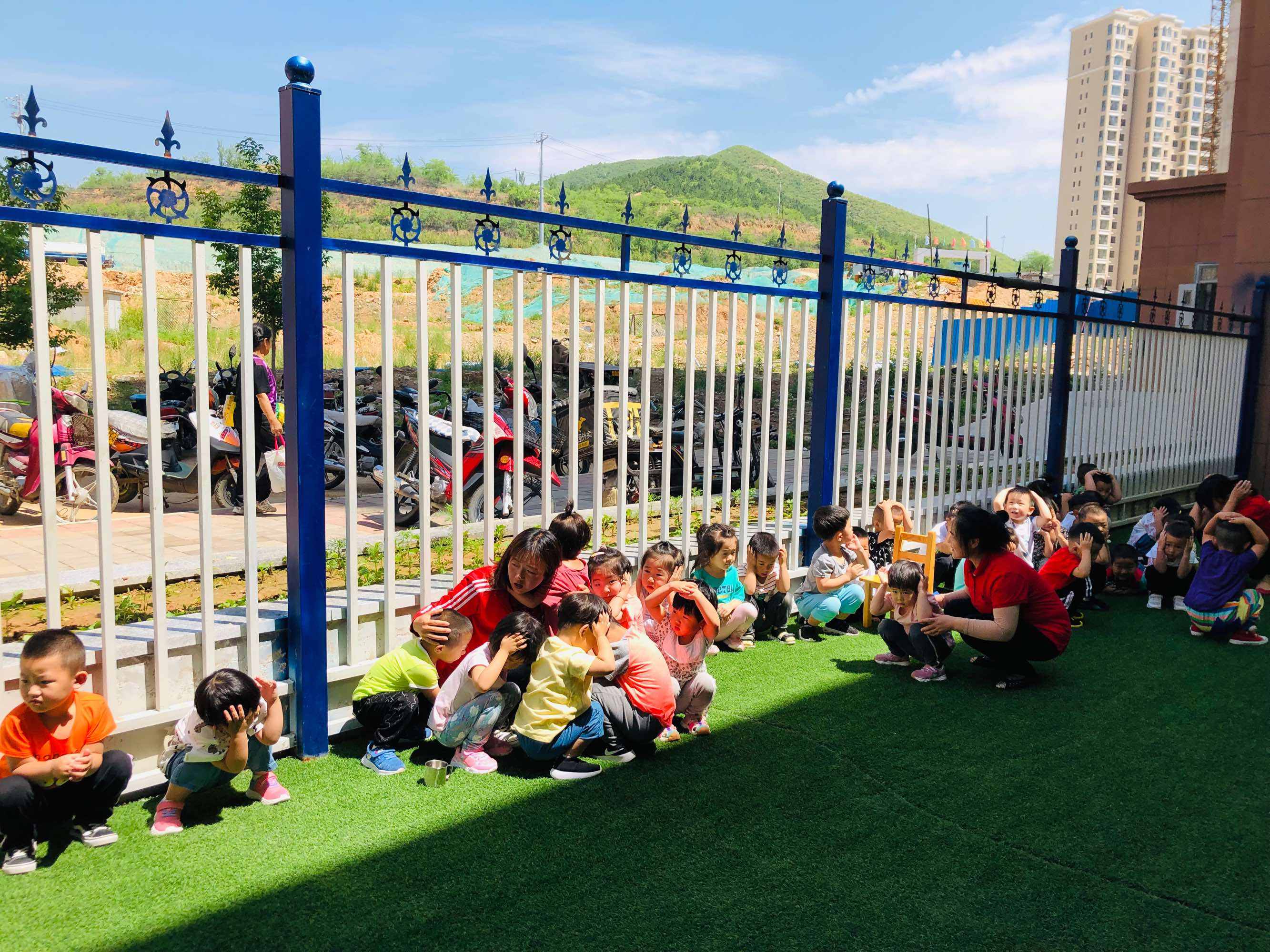 关于赞！地震来了幼儿园老师带176名孩子17秒撤离-千龙网·中国首都网的信息