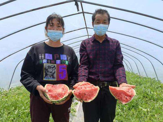 有三人各出一元买西瓜，西瓜只要两元五毛，剩下五毛各拿回一毛，两毛给卖西瓜的人，一毛呢_百度知道的简单介绍