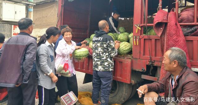 有三人各出一元买西瓜，西瓜只要两元五毛，剩下五毛各拿回一毛，两毛给卖西瓜的人，一毛呢_百度知道的简单介绍